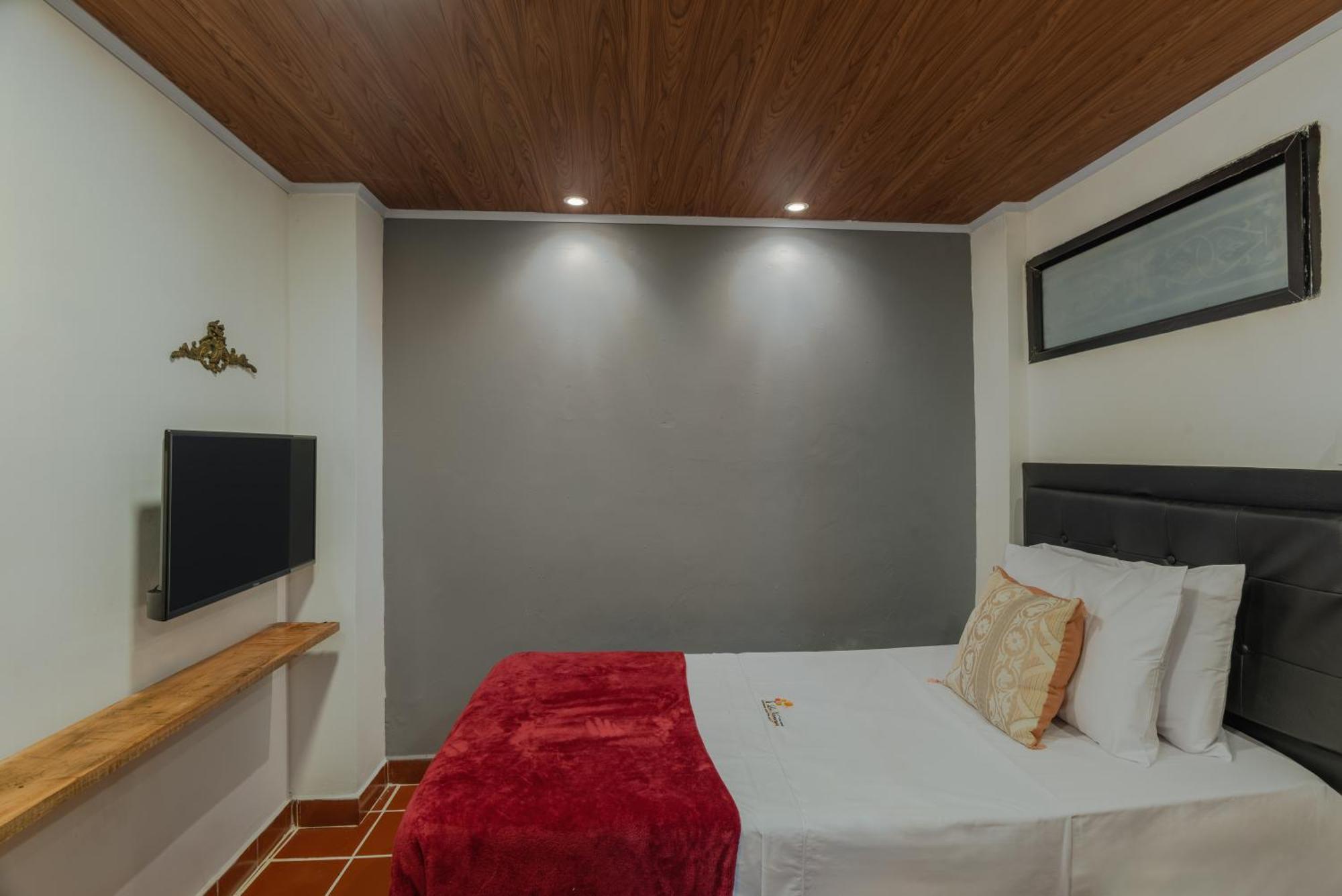 Casa Los Naranjos Hostal Медельин Экстерьер фото